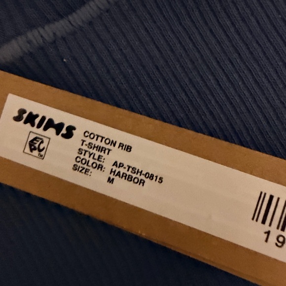 SKIMS Ribbed Tee - Picture 3 of 5